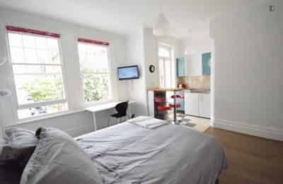Studio - Bedroom?w=400&h=260&fit=crop&q=40&auto=format&trim=auto