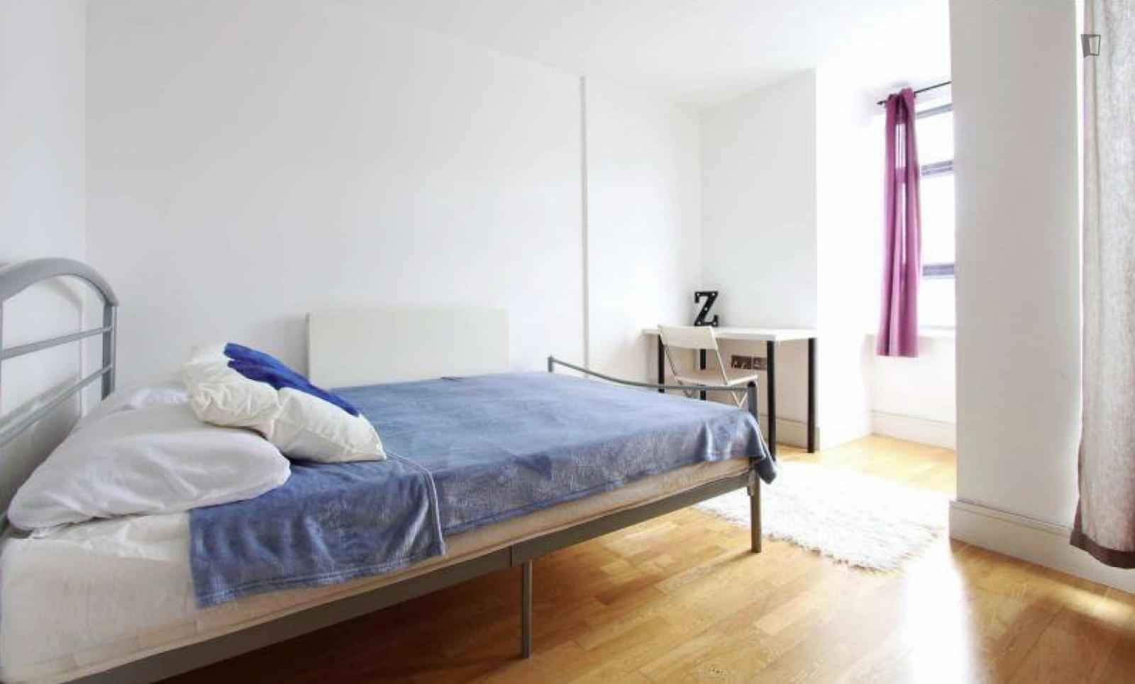 Exterior?w=400&h=260&fit=crop&q=40&auto=format&trim=auto