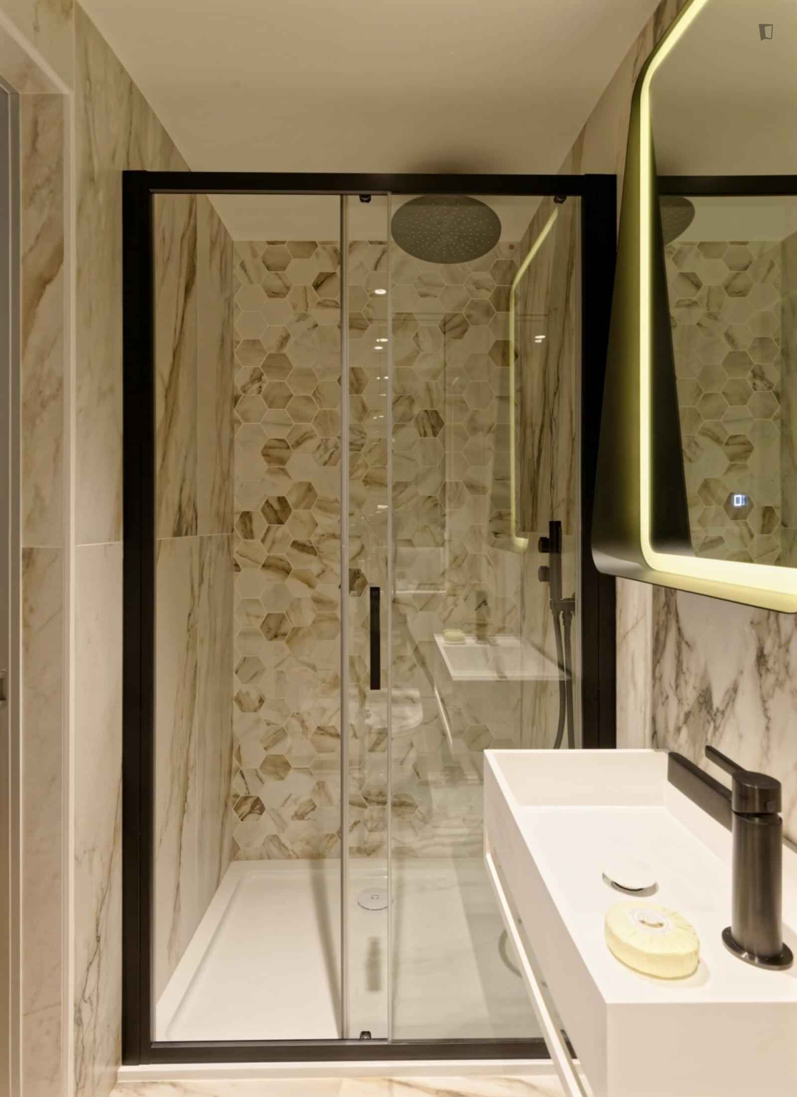 Charming Studio Close To South Kensington Tube, London - London, England, United Kingdom - Studio - Bathroom