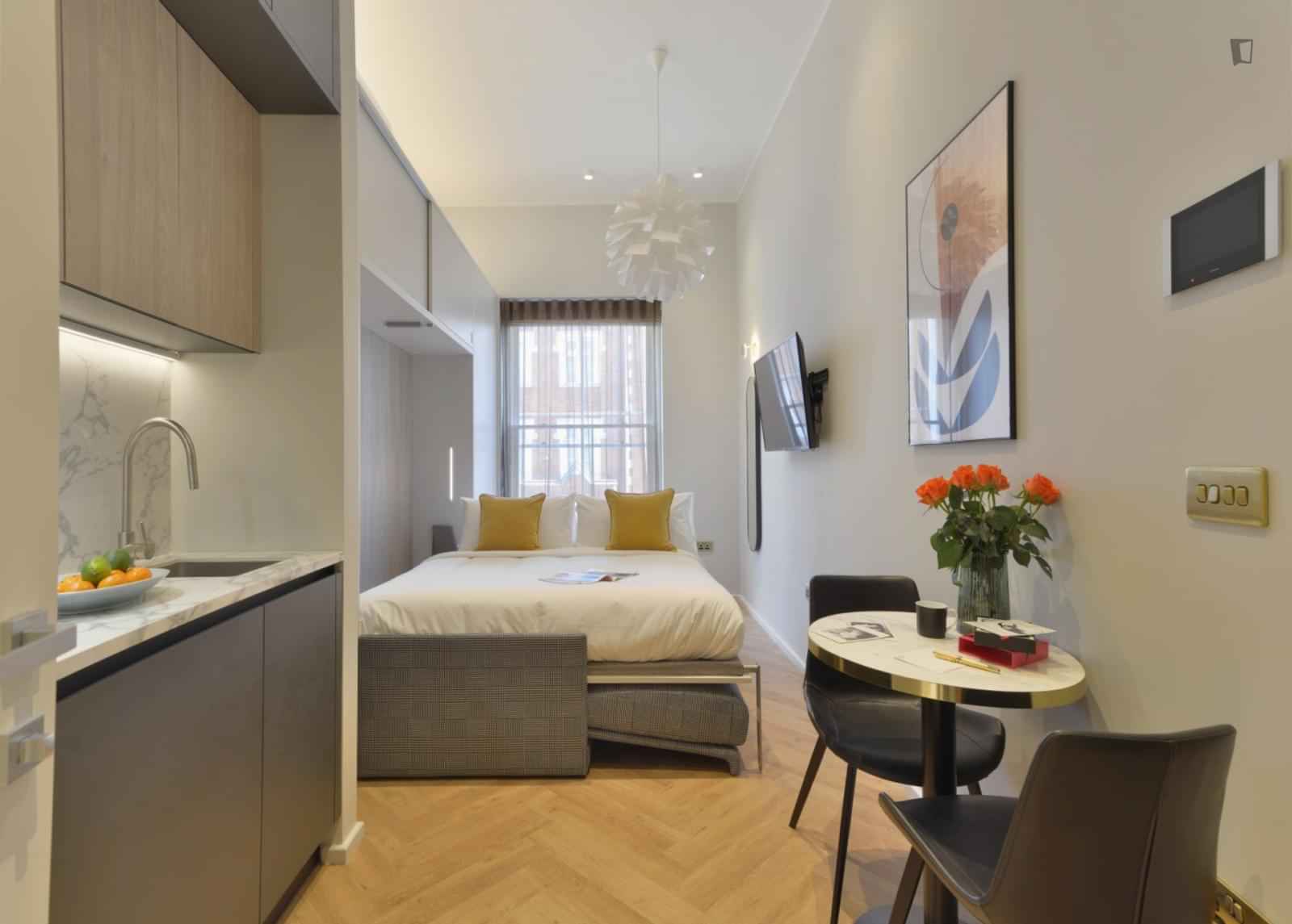 Studio - Bathroom?w=400&h=260&fit=crop&q=40&auto=format&trim=auto