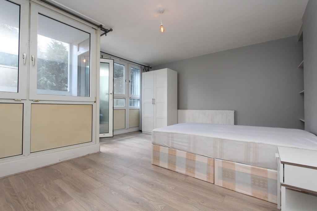 Room in a 4 Bedroom Apartment, Equinox Sq, London E14 6GJ - London, England, United Kingdom - 4 Bedroom 1 Bedroom  - Bedroom