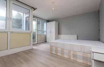 Room in a 4 Bedroom Apartment, Equinox Sq, London E14 6GJ - London, England, United Kingdom - 4 Bedroom 1 Bedroom - Bedroom