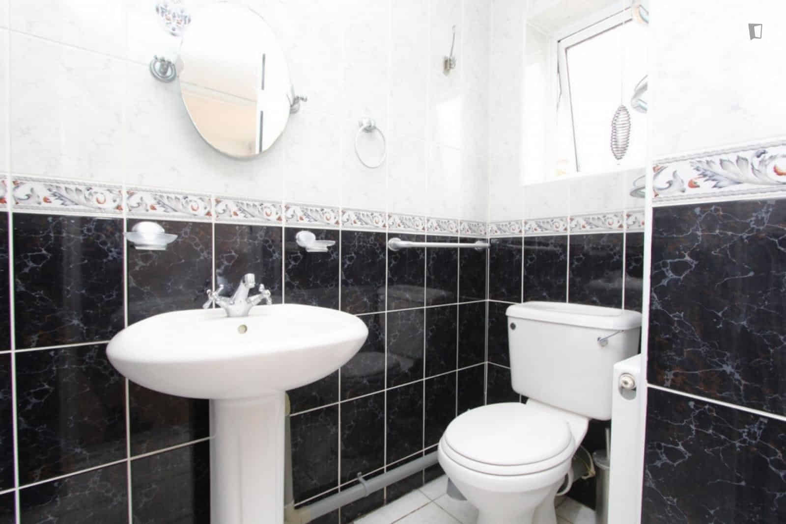 Exterior?w=400&h=260&fit=crop&q=40&auto=format&trim=auto