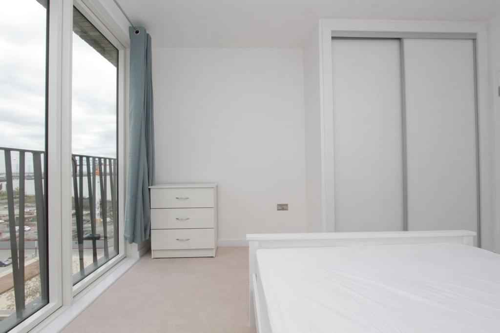 Room in a 4 Bedroom Apartment, Lock Side Wy, London E16 2HU - London, England, United Kingdom - 4 Bedroom 1 Bathroom Apartment - Amenities