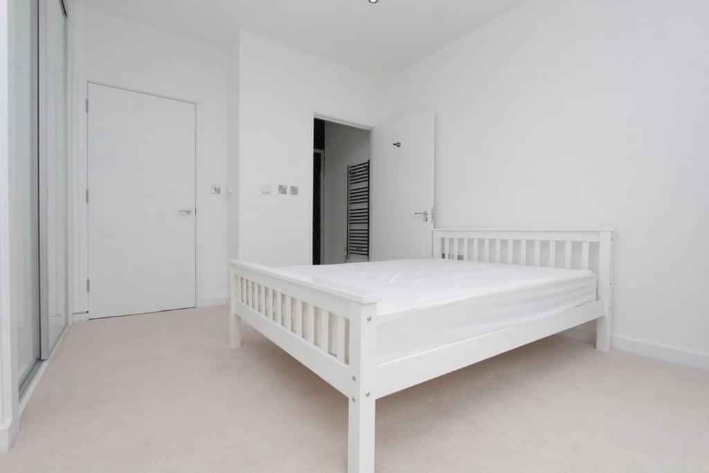 Room in a 4 Bedroom Apartment, Lock Side Wy, London E16 2HU - London, England, United Kingdom - 4 Bedroom 1 Bathroom Apartment - Bedroom