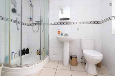 Exterior?w=400&h=260&fit=crop&q=40&auto=format&trim=auto