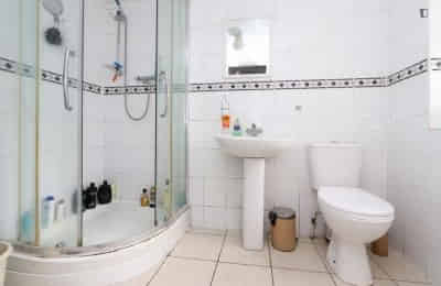 Exterior?w=400&h=260&fit=crop&q=40&auto=format&trim=auto