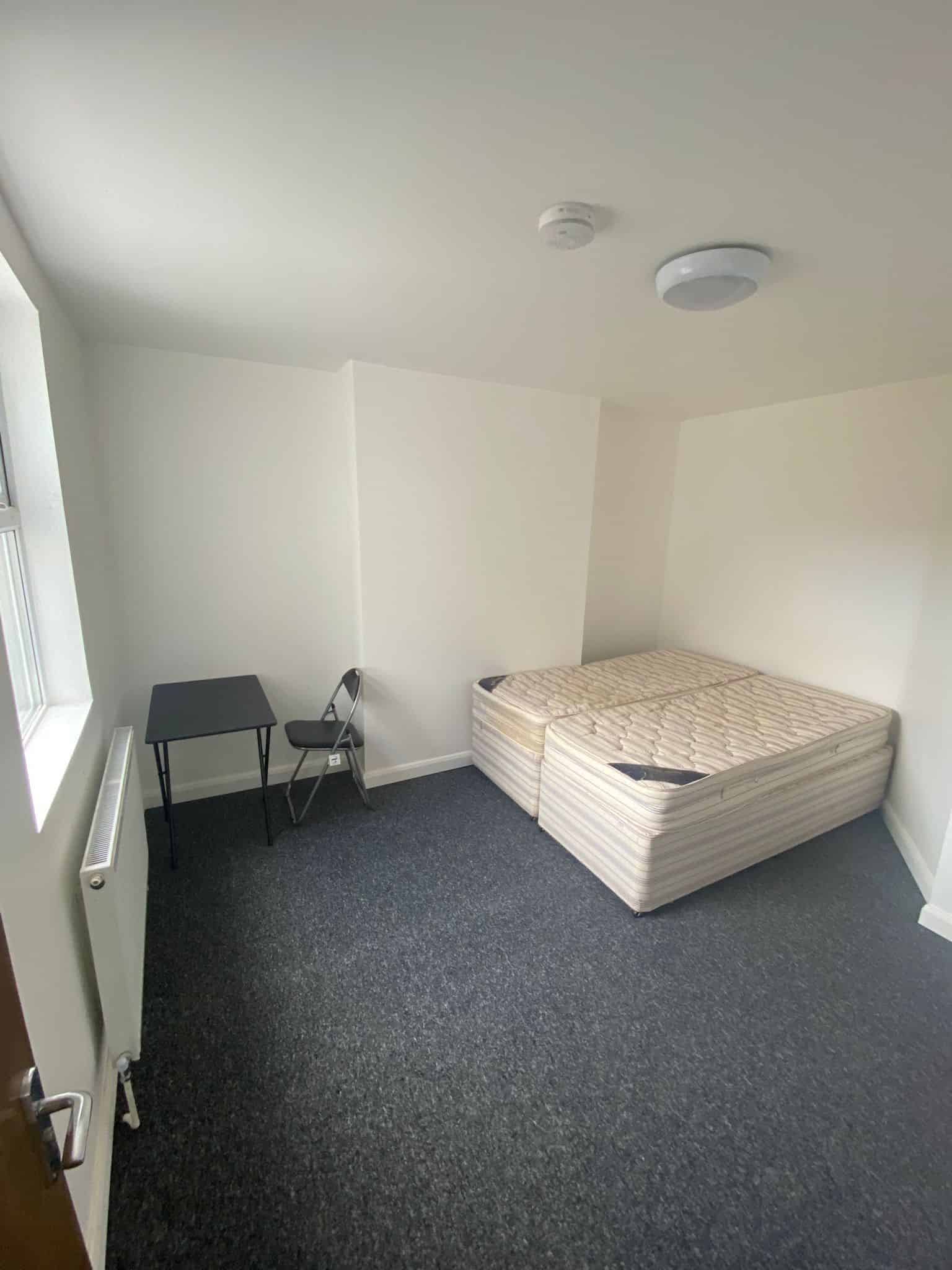 5 Bedroom 2 Bathroom Apartment - Amenities?w=400&h=260&fit=crop&q=40&auto=format&trim=auto