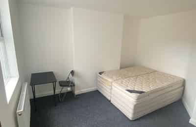5 Bedroom 2 Bathroom Apartment - Amenities?w=400&h=260&fit=crop&q=40&auto=format&trim=auto