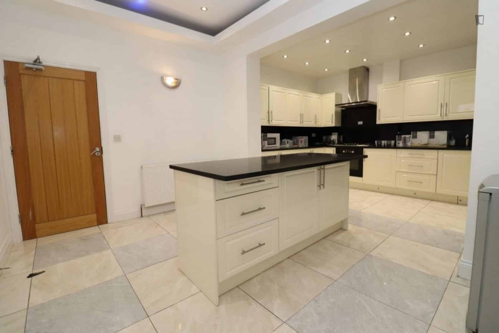 Exterior?w=400&h=260&fit=crop&q=40&auto=format&trim=auto