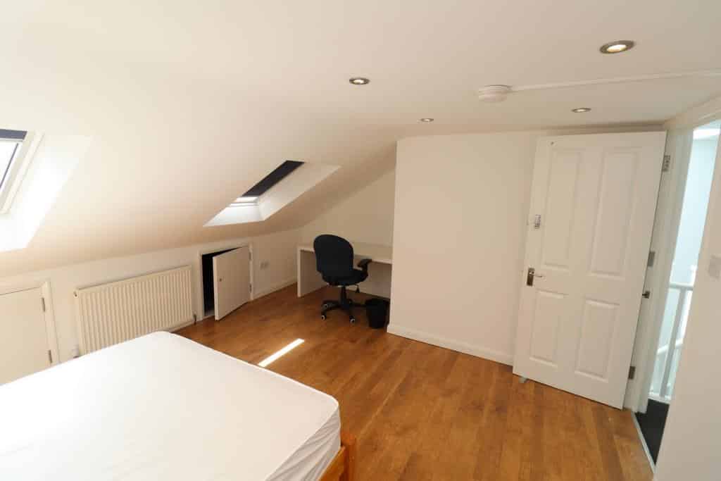 Room in a 6 Bedroom Apartment, Bollo Bridge Rd, London, W3 8AX - London, England, United Kingdom - Lovely double bedroom close to Acton Park - Bedroom