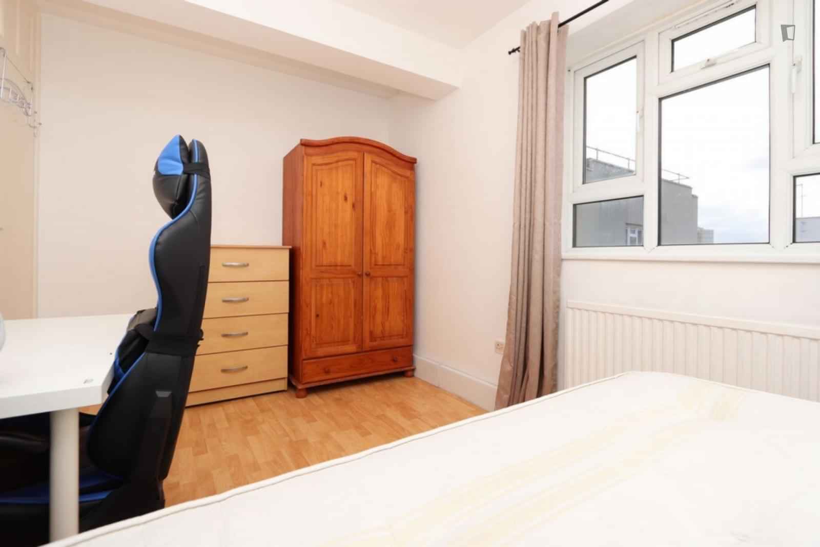 Exterior?w=400&h=260&fit=crop&q=40&auto=format&trim=auto