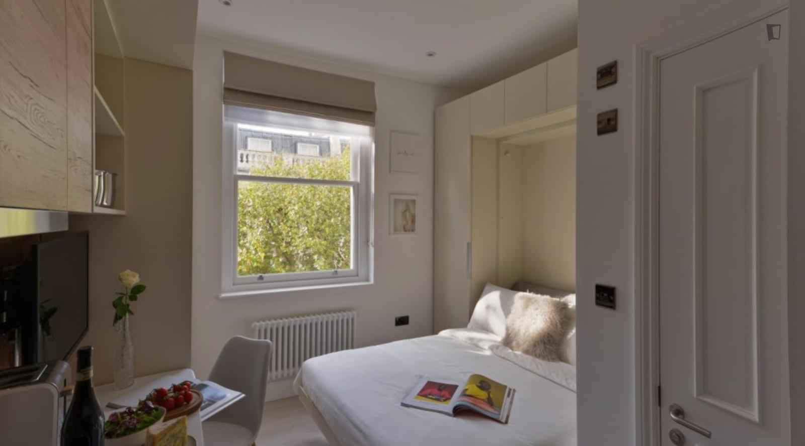 Studio - Bathroom?w=400&h=260&fit=crop&q=40&auto=format&trim=auto