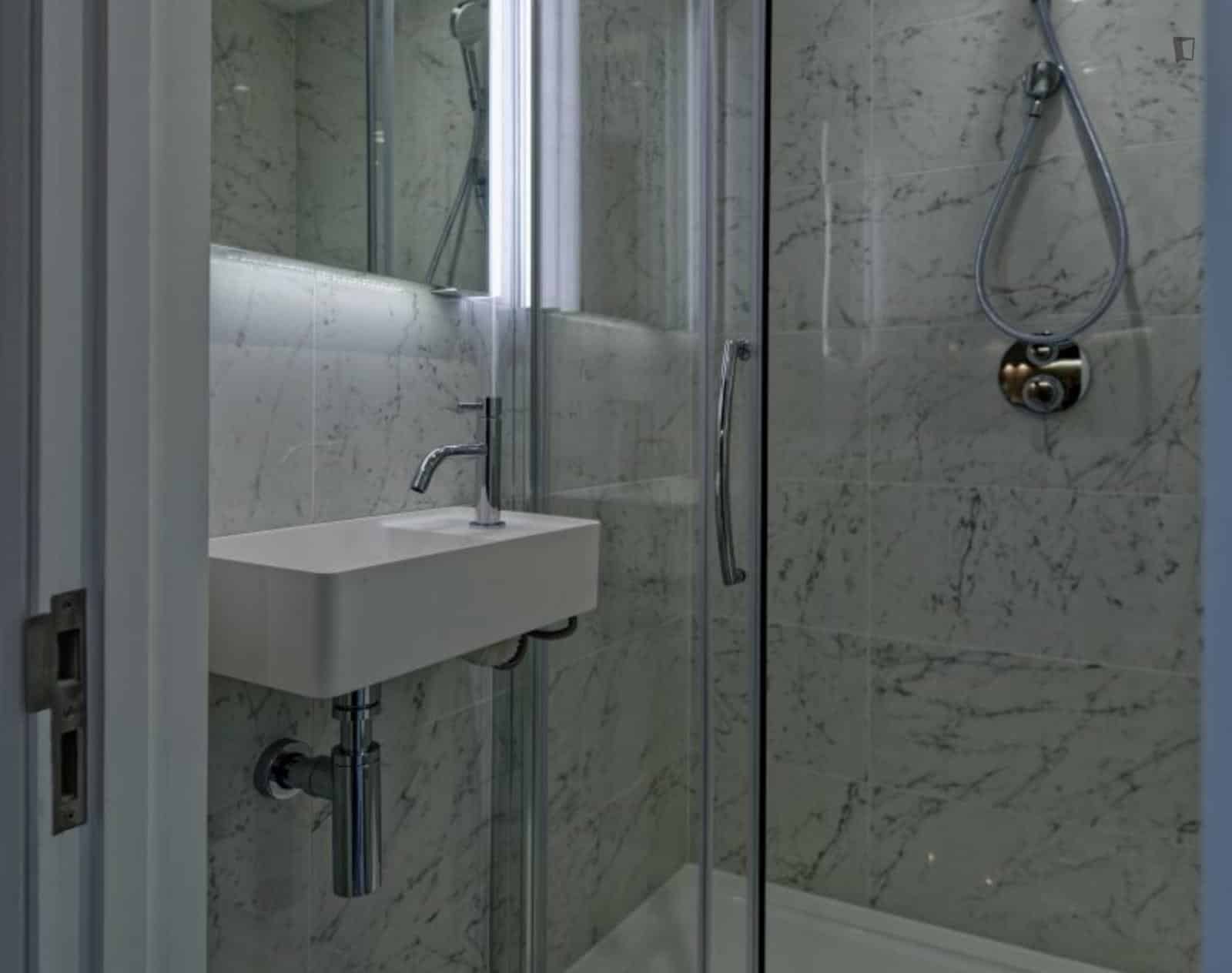 Luminous Studio Close To Kensington Gardens, London - London, England, United Kingdom - Studio - Bathroom