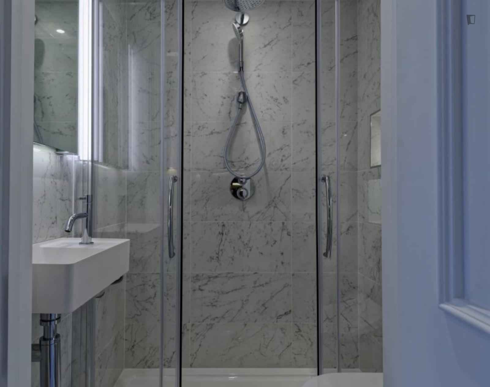 Luminous Studio Close To Kensington Gardens, London - London, England, United Kingdom - Studio - Bathroom