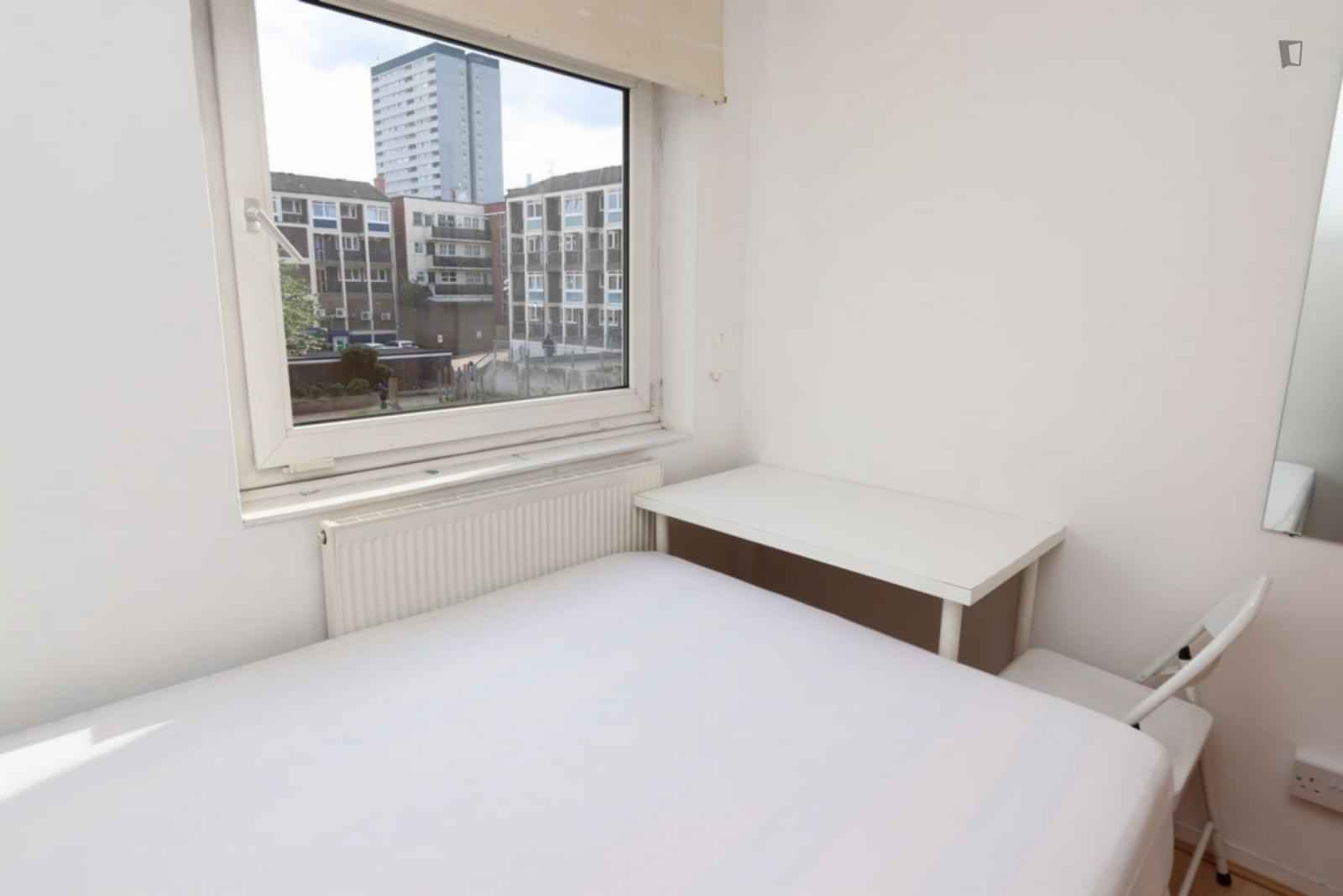 Exterior?w=400&h=260&fit=crop&q=40&auto=format&trim=auto