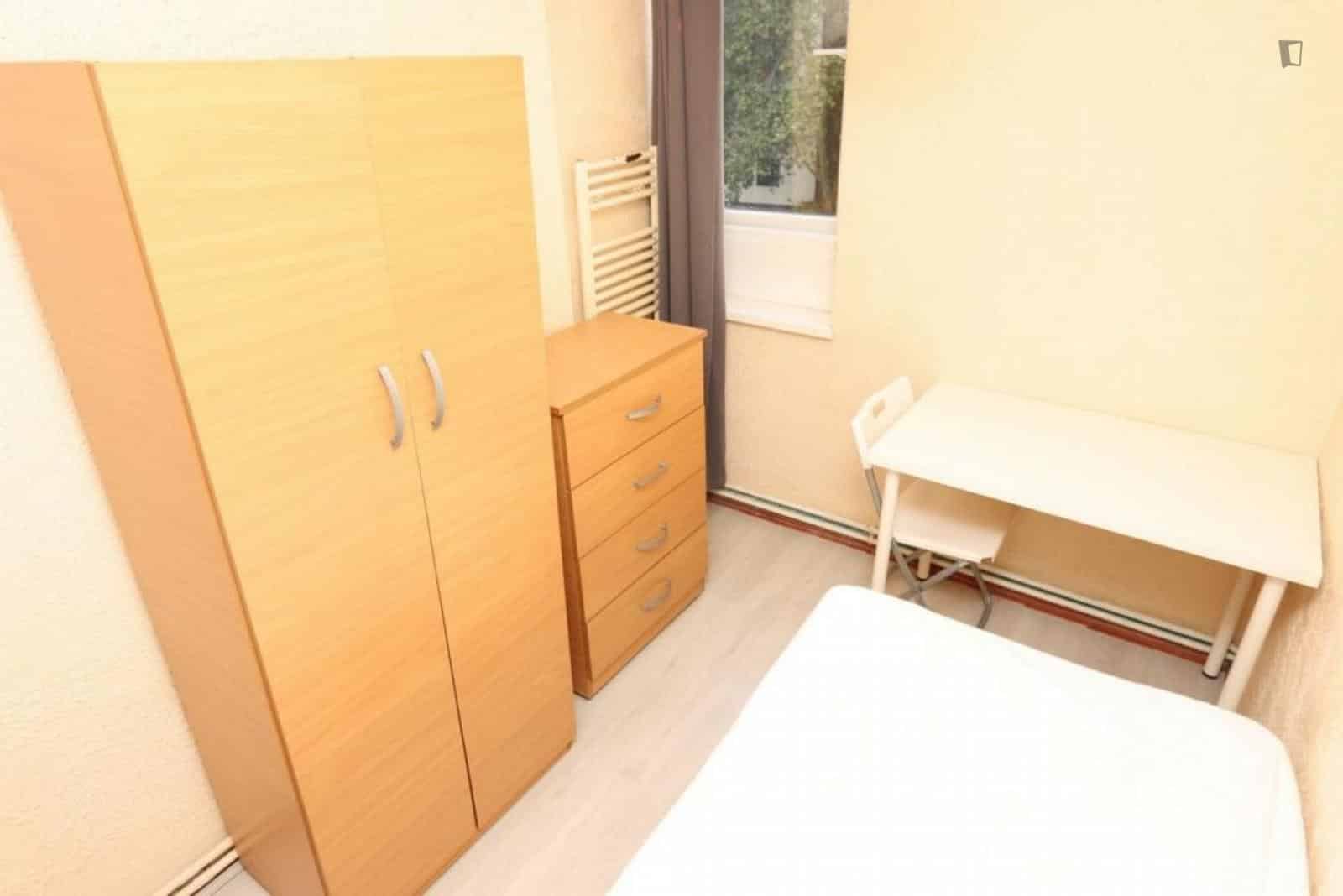 4 Bed - 1 Bath - Bathroom?w=400&h=260&fit=crop&q=40&auto=format&trim=auto