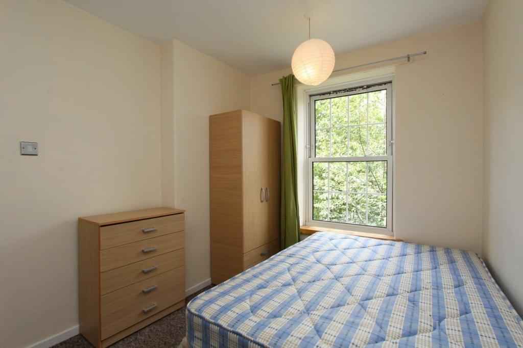 Room in a 4 Bedroom Apartment, Bronze St, London SE8 3DU - London, England, United Kingdom - 4 Bedroom 1 Bedroom  - Bedroom