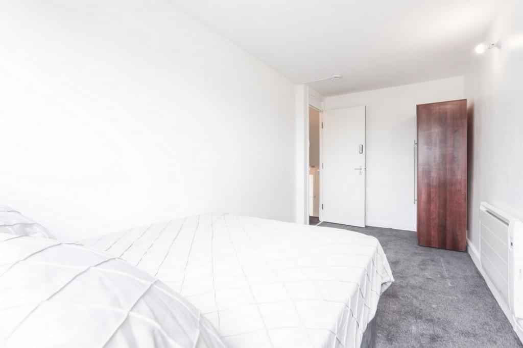 Room in a 4 Bedroom Apartment, Urswick Rd, Dagenham, RM9 6EA (Flat 2) - London, England, United Kingdom - 4 Bedroom 1 Bedroom  - Bedroom