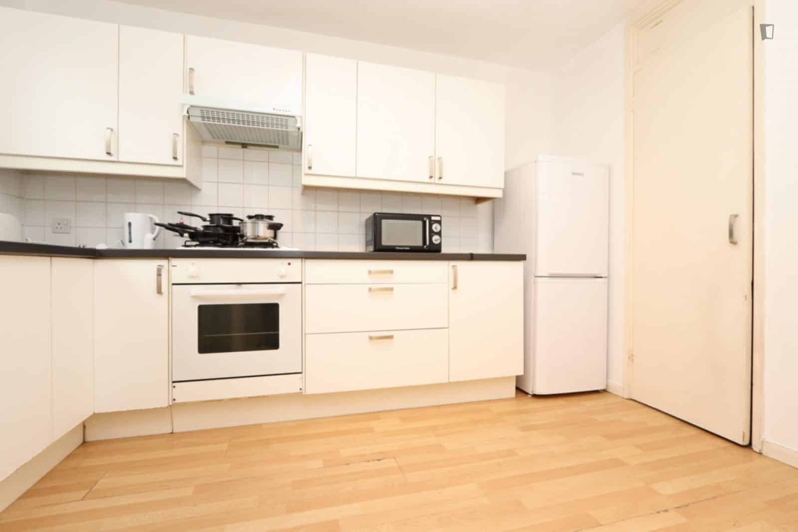 Kitchen?w=400&h=260&fit=crop&q=40&auto=format&trim=auto