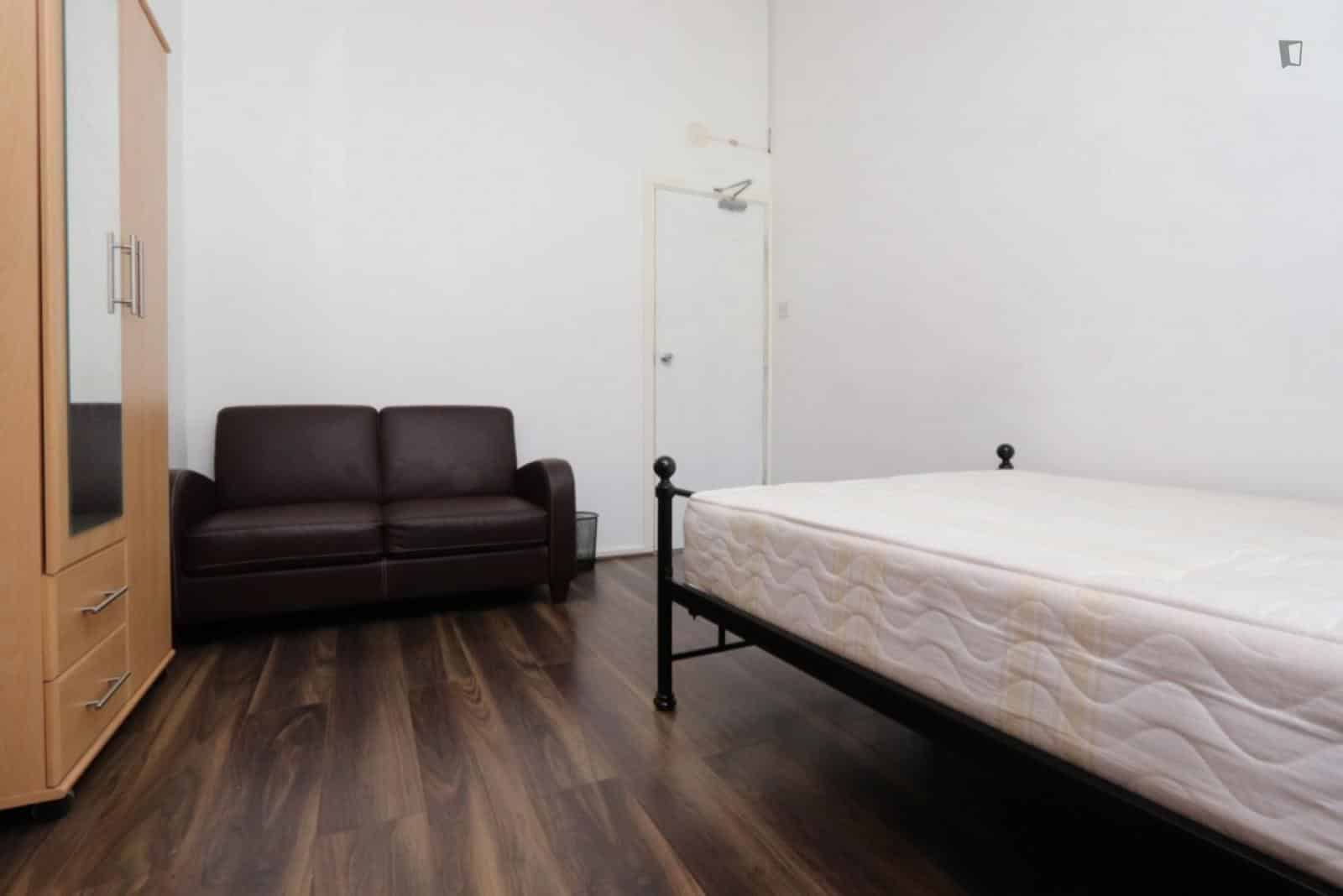 Exterior?w=400&h=260&fit=crop&q=40&auto=format&trim=auto