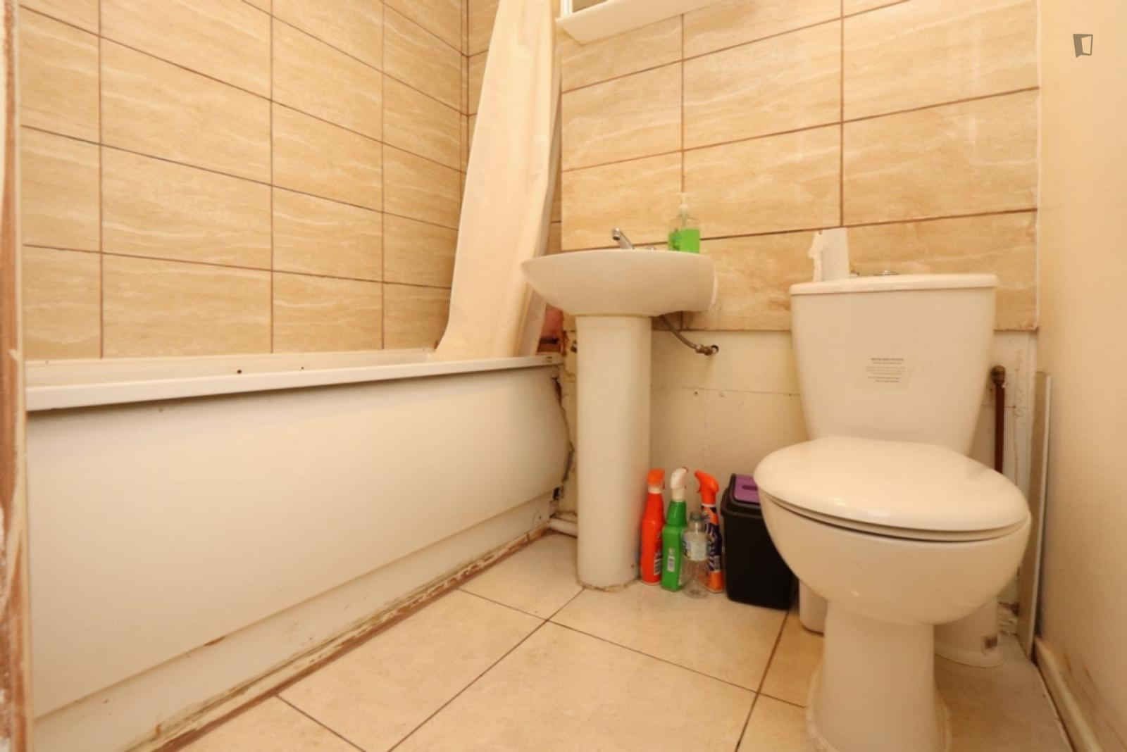 Exterior?w=400&h=260&fit=crop&q=40&auto=format&trim=auto