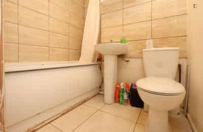 Exterior?w=400&h=260&fit=crop&q=40&auto=format&trim=auto