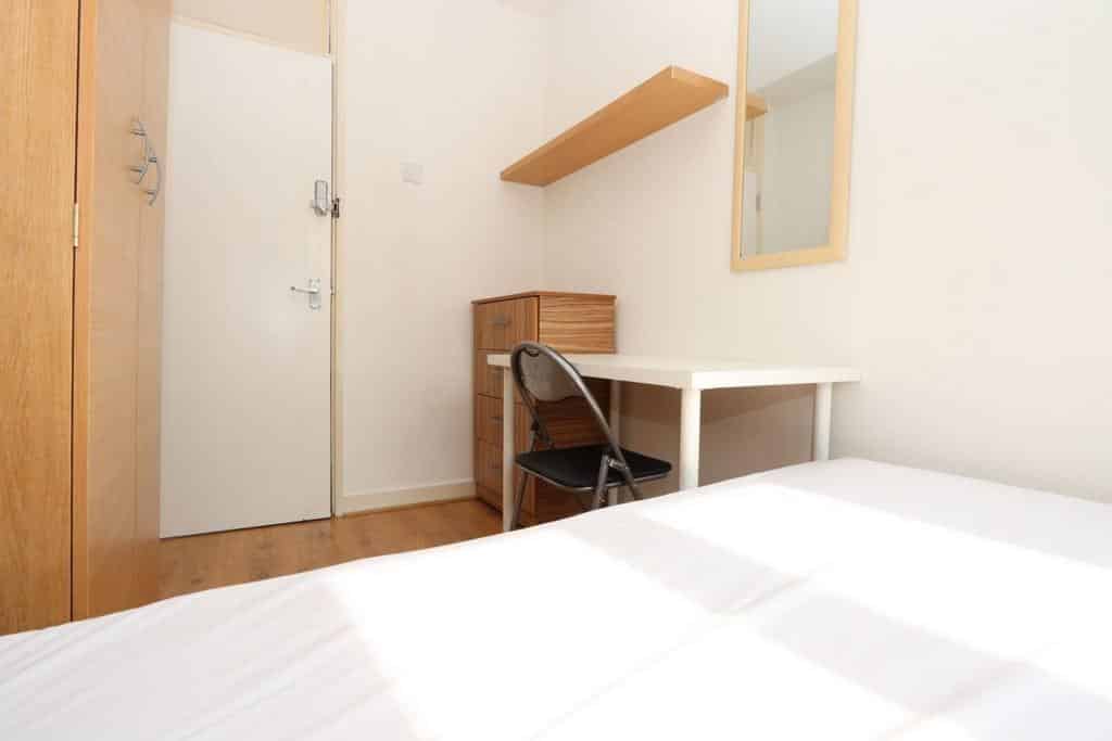 Room in a 4 Bedroom Apartment, Fellows Ct, London E2 8LG - London, England, United Kingdom - 4 Bedroom 1 Bathroom Apartment - Bedroom