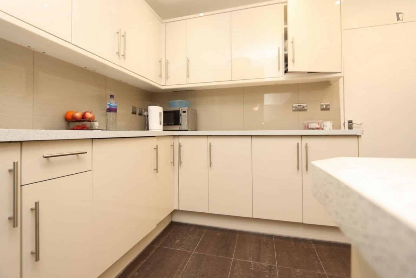 4 Bedroom 1 Bathroom Apartment - Bedroom?w=400&h=260&fit=crop&q=40&auto=format&trim=auto