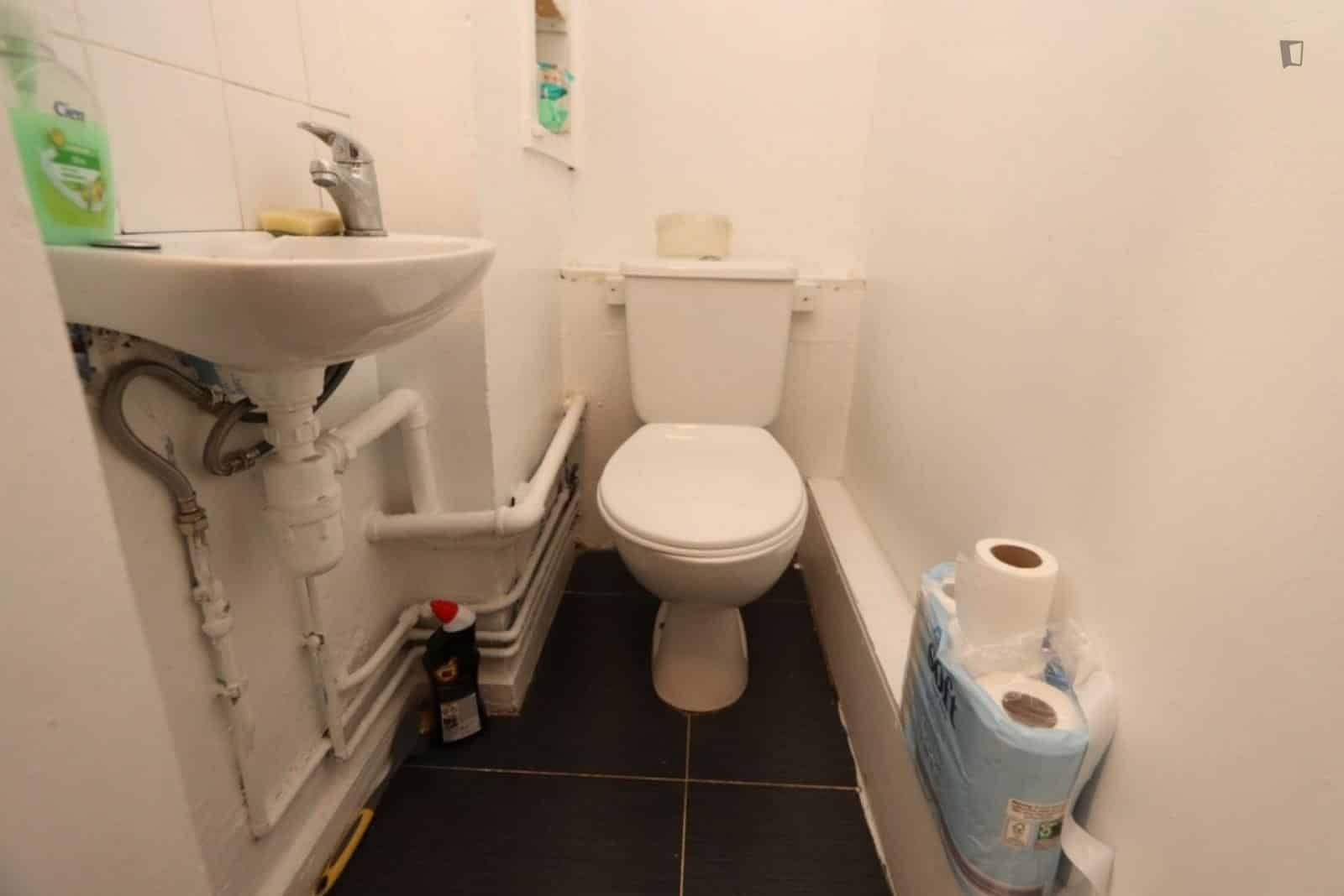 Amenities?w=400&h=260&fit=crop&q=40&auto=format&trim=auto