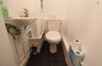 Amenities?w=400&h=260&fit=crop&q=40&auto=format&trim=auto
