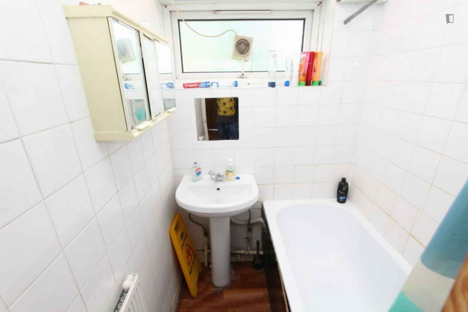 Exterior?w=400&h=260&fit=crop&q=40&auto=format&trim=auto