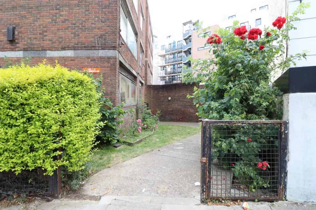 ?w=400&h=260&fit=crop&q=40&auto=format&trim=auto