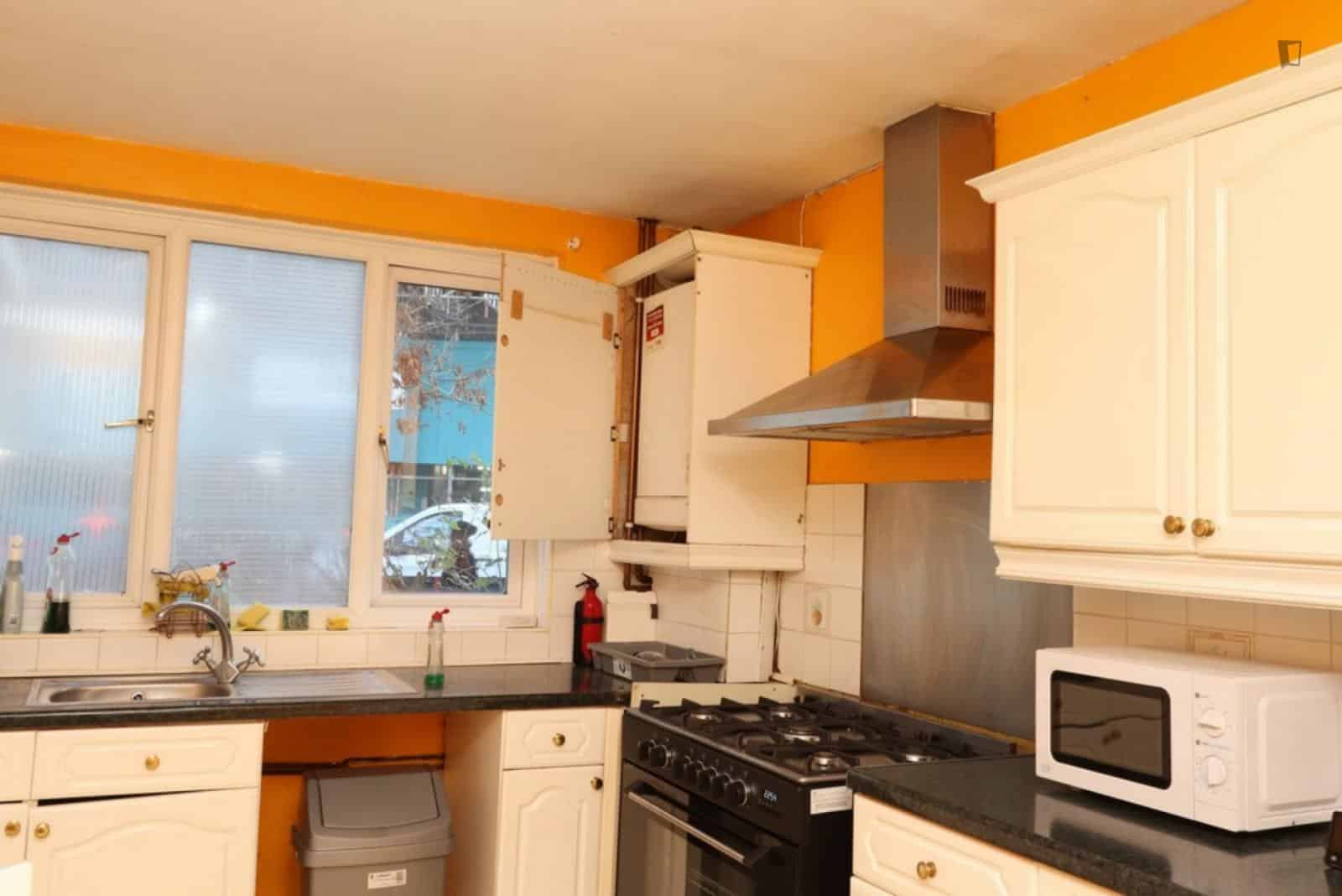 Common Area?w=400&h=260&fit=crop&q=40&auto=format&trim=auto