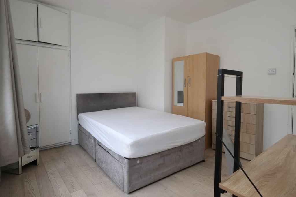 Room in a 3 Bedroom Apartment, Barnet Grove, London E2 6DB - London, England, United Kingdom - 3 Bedroom 1 Bathroom Apartment - Bedroom