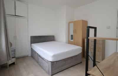 Room in a 3 Bedroom Apartment, Barnet Grove, London E2 6DB - London, England, United Kingdom - 3 Bedroom 1 Bathroom Apartment - Bedroom