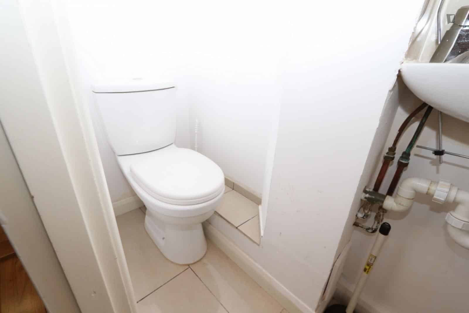 Exterior?w=400&h=260&fit=crop&q=40&auto=format&trim=auto