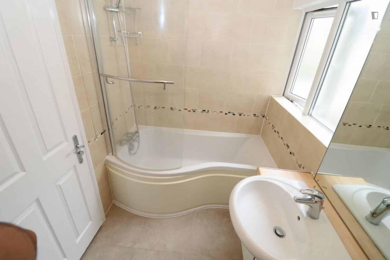 Exterior?w=400&h=260&fit=crop&q=40&auto=format&trim=auto