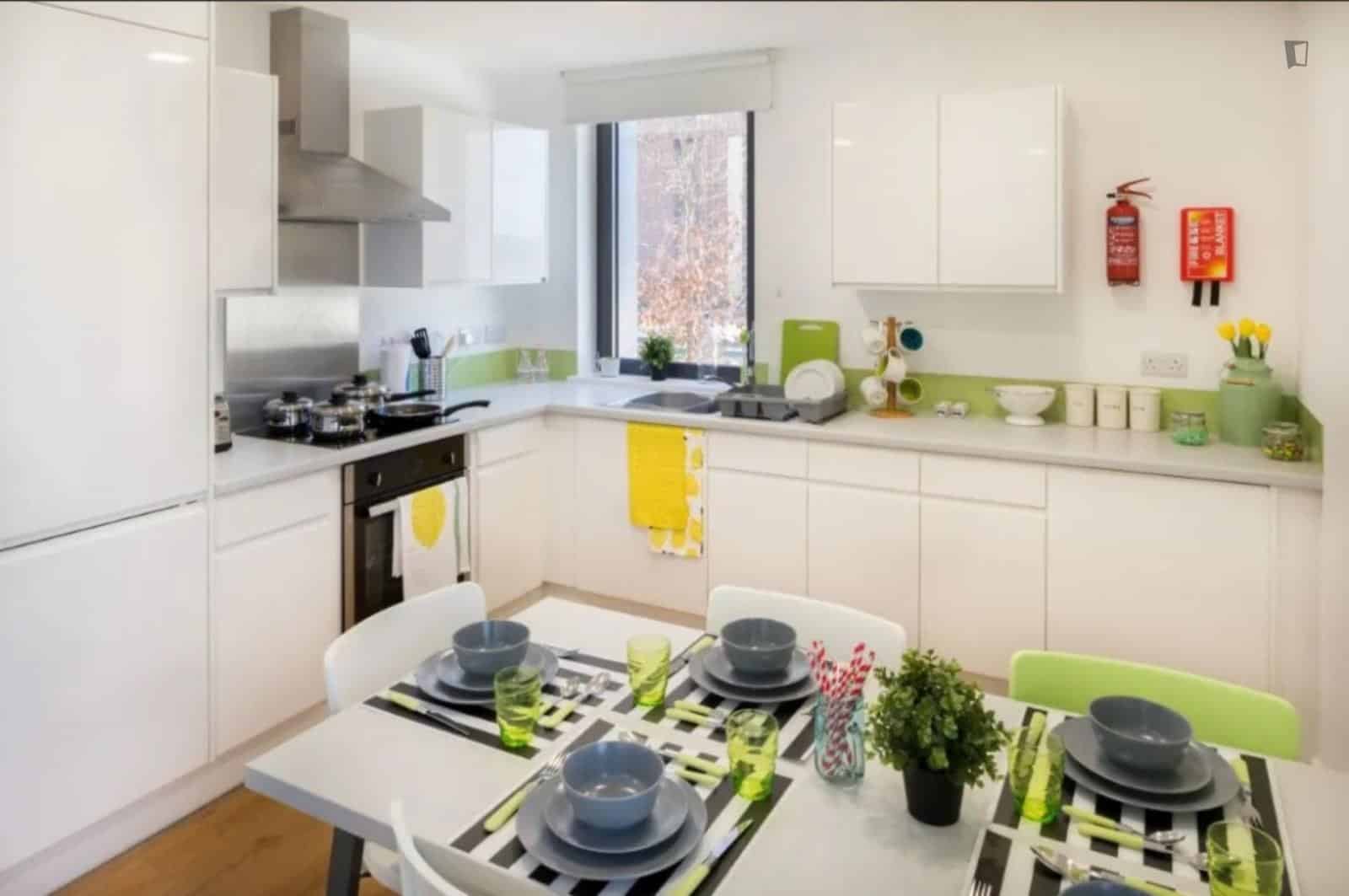 Common Area?w=400&h=260&fit=crop&q=40&auto=format&trim=auto