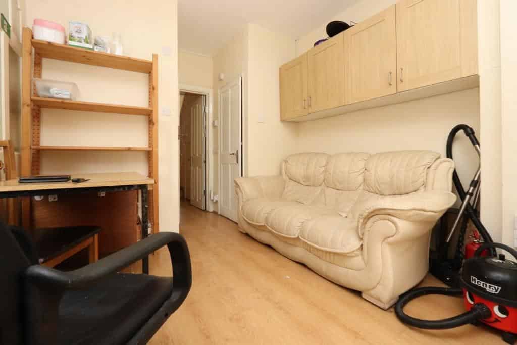 Amenities?w=400&h=260&fit=crop&q=40&auto=format&trim=auto