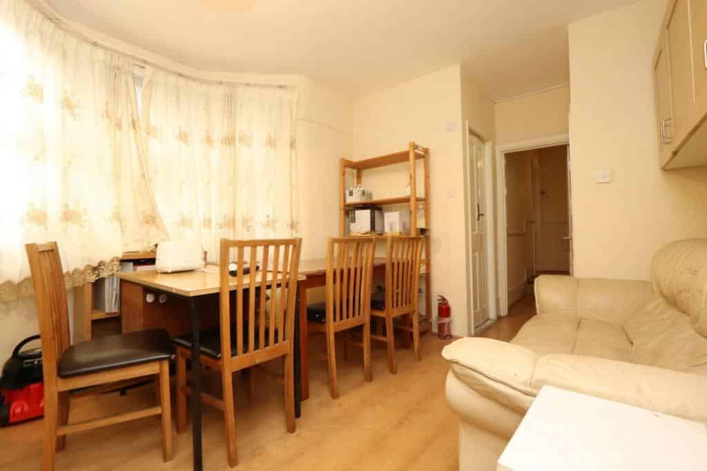 Room in a 5 Bedroom Apartment, Cobham Rd, London N22 6RP - London, England, United Kingdom - Amenities