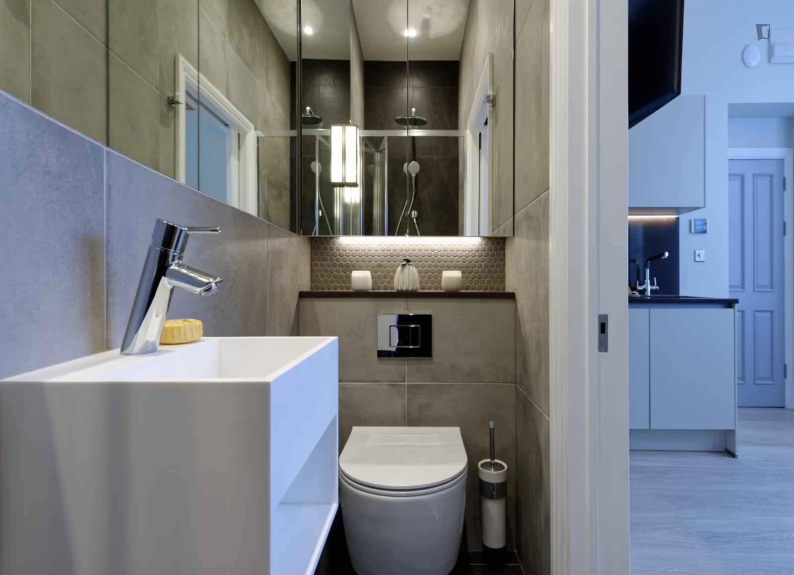 Studio - Bathroom?w=400&h=260&fit=crop&q=40&auto=format&trim=auto