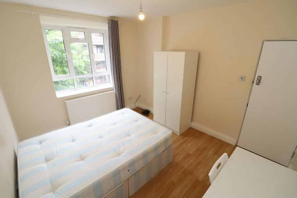 Room in a 4 Bedroom Apartment, S Africa Road, London W12 7PF - London, England, United Kingdom - Inviting double bedroom near White City tube station - Bedroom