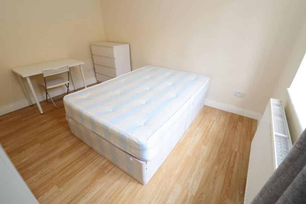 Inviting double bedroom near White City tube station - Bedroom?w=400&h=260&fit=crop&q=40&auto=format&trim=auto