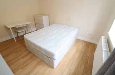 Inviting double bedroom near White City tube station - Bedroom?w=400&h=260&fit=crop&q=40&auto=format&trim=auto