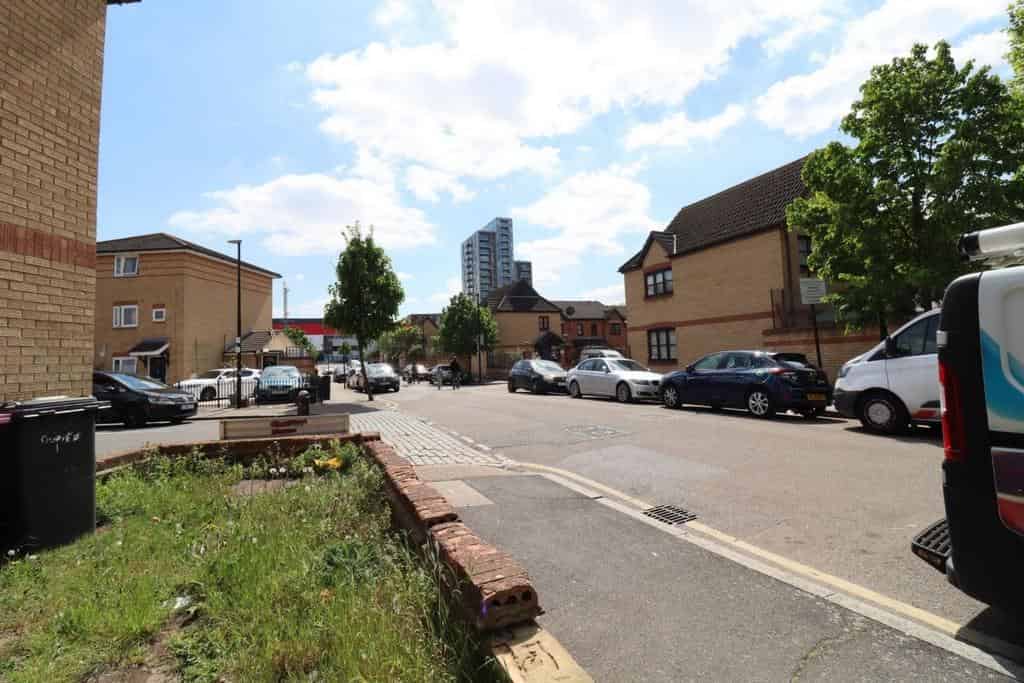 ?w=400&h=260&fit=crop&q=40&auto=format&trim=auto