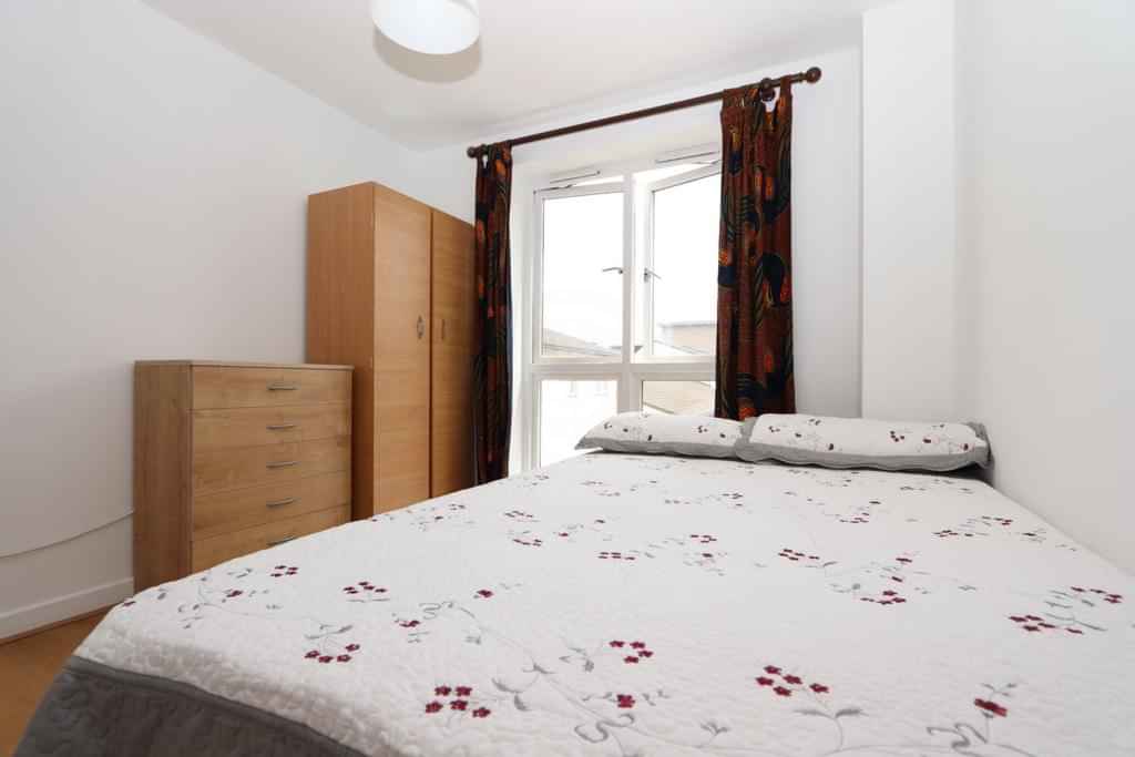 Room in a 3 Bedroom Apartment, Hewison St, London E3 2HY - London, England, United Kingdom - Comfy double bedroom in Bow - Bedroom
