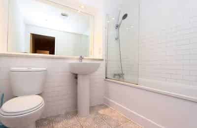 Comfy double bedroom in Bow - Bedroom?w=400&h=260&fit=crop&q=40&auto=format&trim=auto