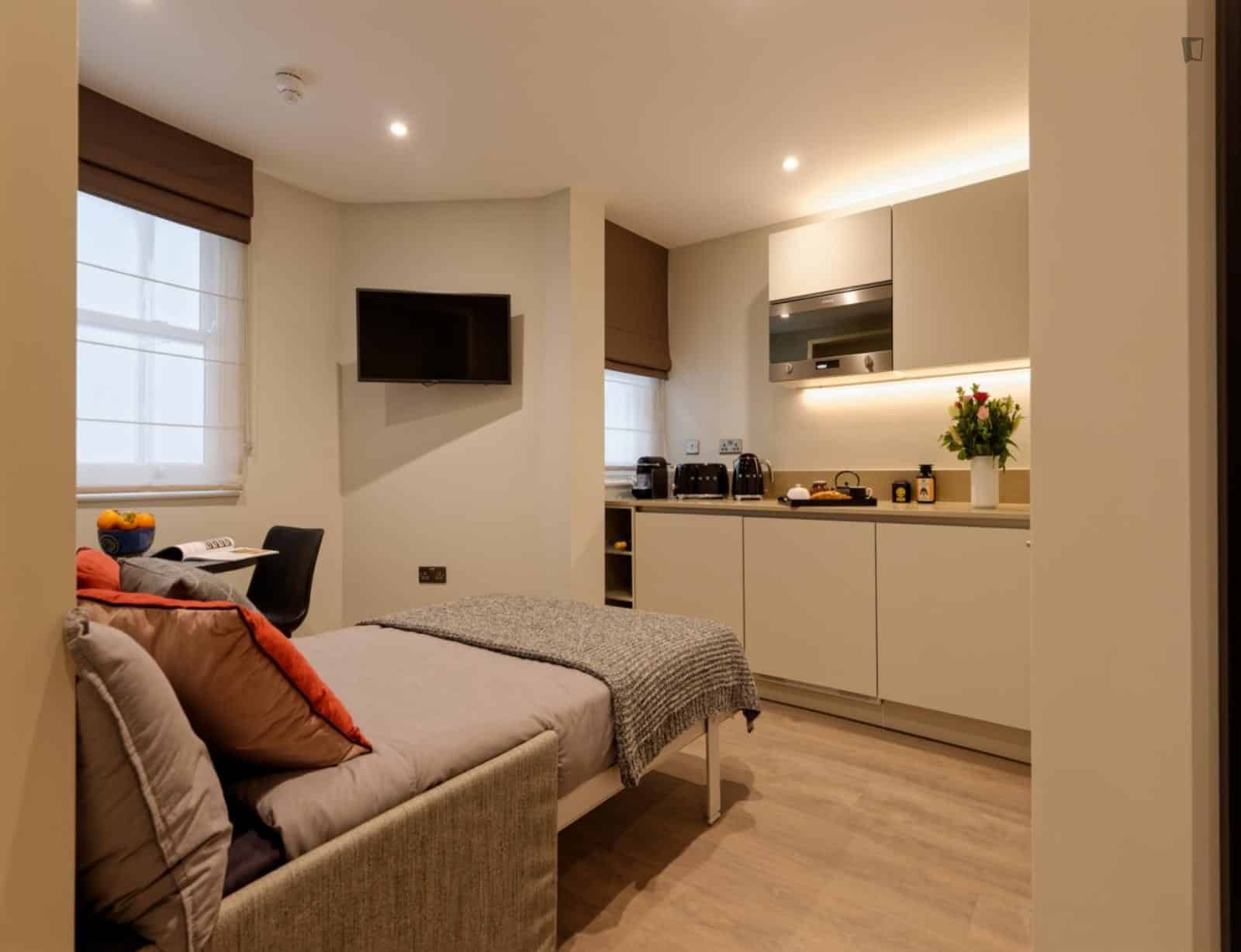 Bedroom 1 - Common Area?w=400&h=260&fit=crop&q=40&auto=format&trim=auto