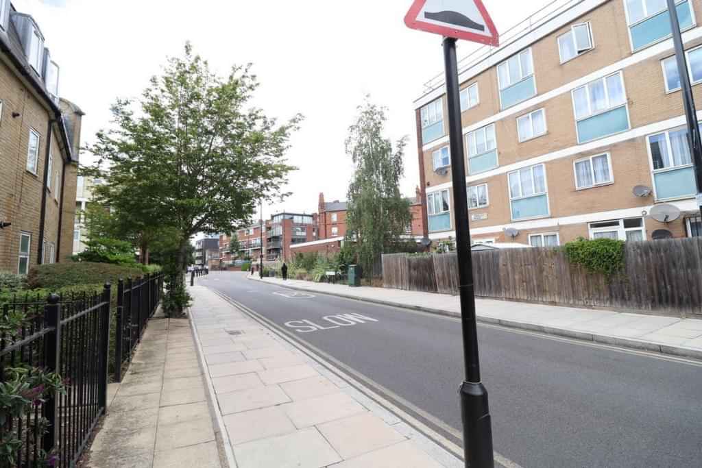 Room in a 3 Bedroom Apartment, Mile End Road, London E1 4AQ - London, England, United Kingdom - Exterior